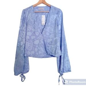 NWT URBAN OUTFITTERS BLUE FLORAL WRAP BLOUSE WITH BUBBLE SLEEVES SIZE MEDIUM